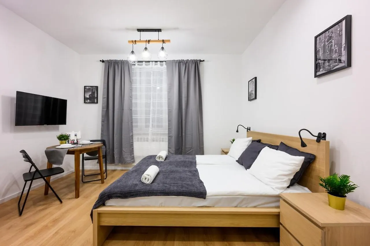 Cracow Rent Apartments - Spacious Apartments For 2-7 People In Quiet Area - Kolberga Street Nr 3 - 10 Min To Main Square By Foot Kraków Hotel apartamentowy
